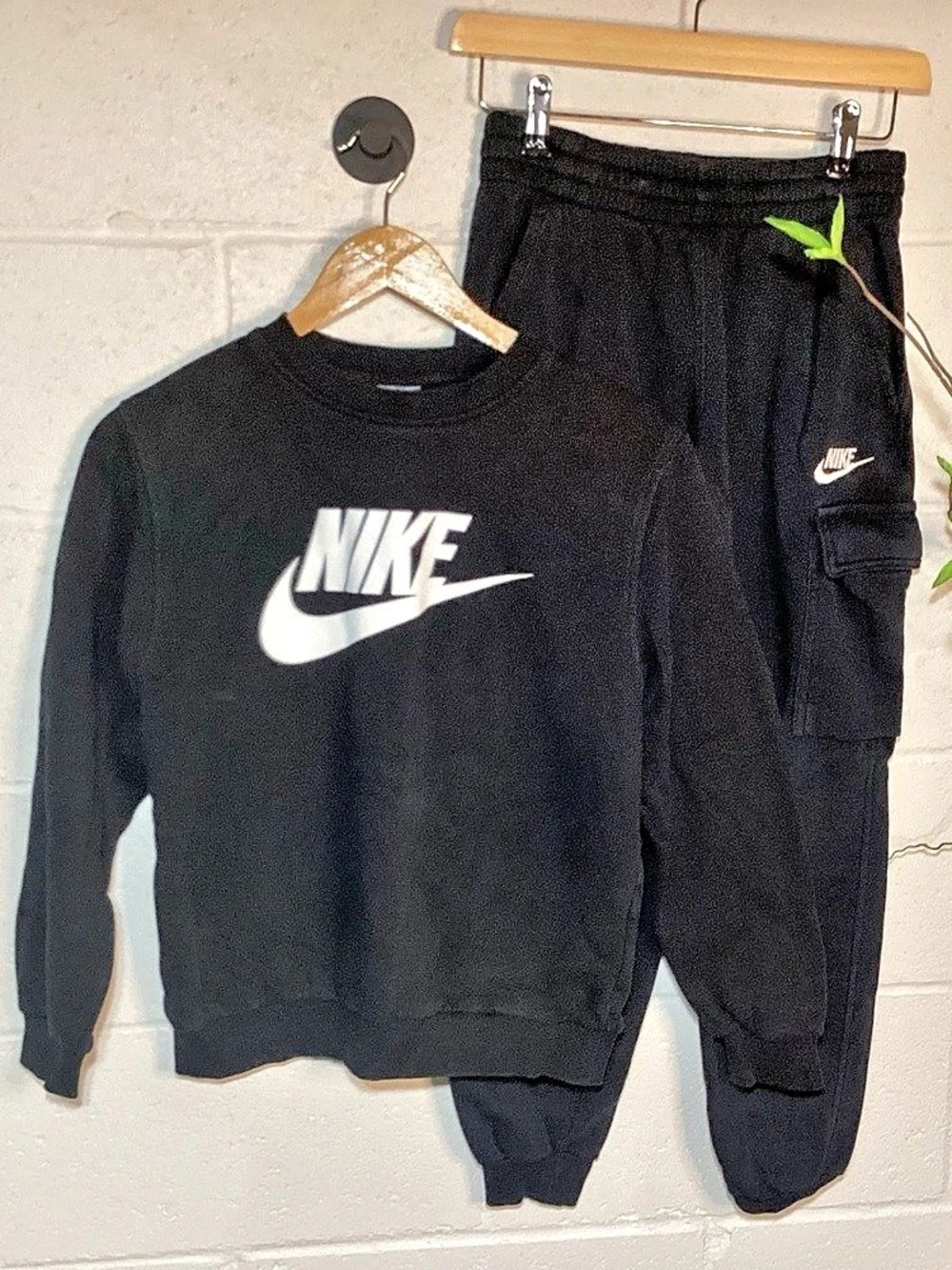 Nike Boys Kids Black Sweatshirt Jogger Cargo Crewneck Set